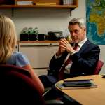 Margot Robbie, Mark Moses